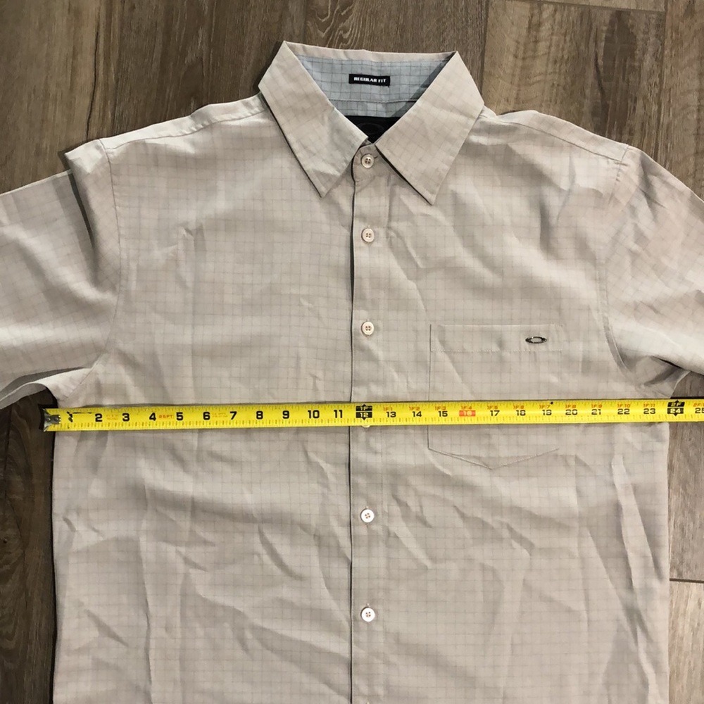 Like new! - OAkLEY Regular Fit Short Sleeved Button Down Shirt - Picture 8 of 8